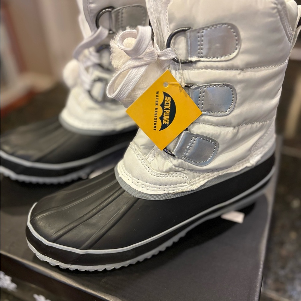 Arctic Plunge Women’s size 8 boots